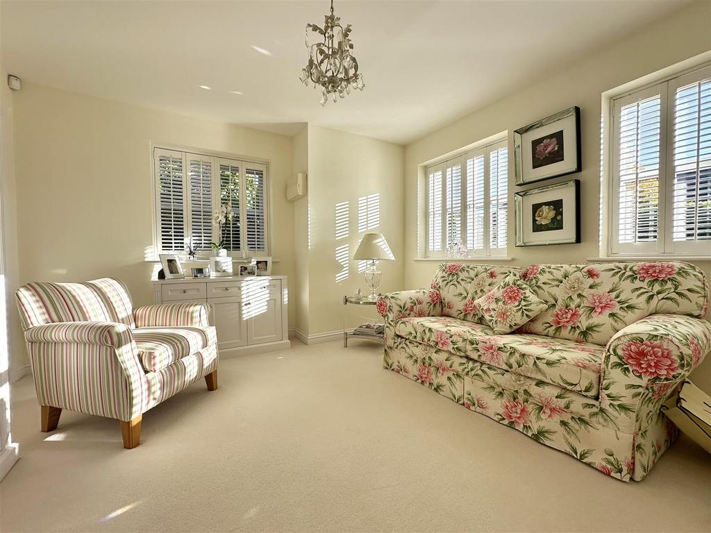 Versatile bed 3/family room