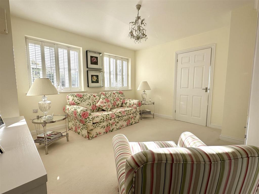 Versatile bed 3/family room