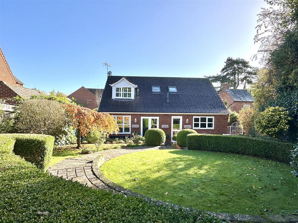 Mid garden to house