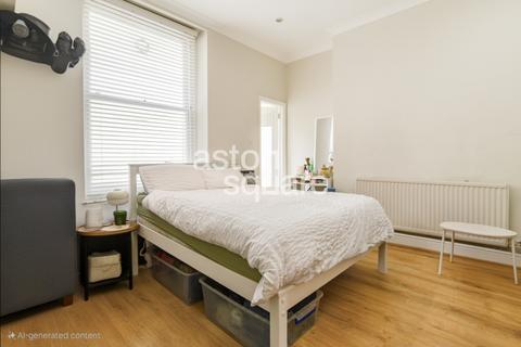 Studio to rent, Leinster Gardens, London W2