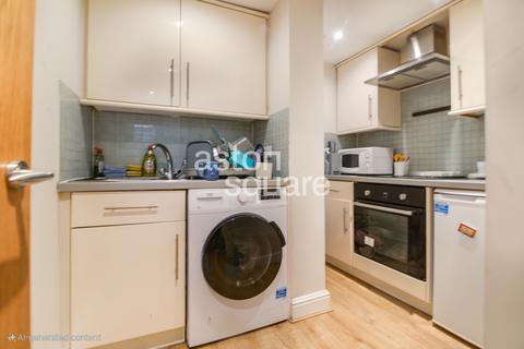 Studio to rent, Leinster Gardens, London W2