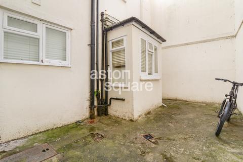 Studio to rent, Leinster Gardens, London W2