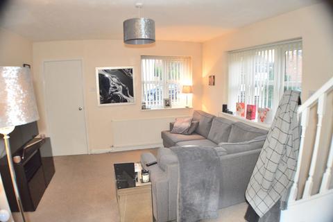 2 bedroom mews to rent, Queens Close, Hyde, SK14 5RE
