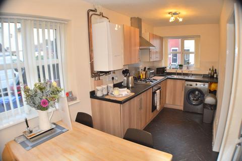 2 bedroom mews to rent, Queens Close, Hyde, SK14 5RE