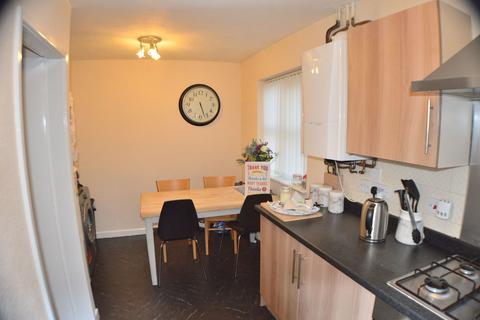 2 bedroom mews to rent, Queens Close, Hyde, SK14 5RE