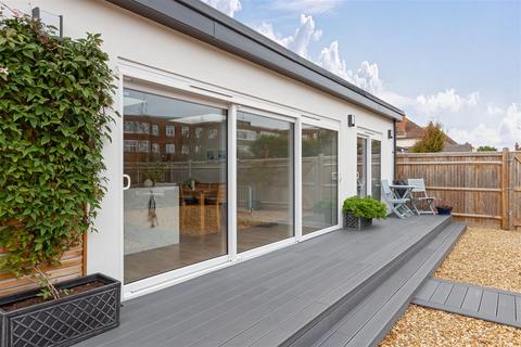 3 bedroom flat for sale, Wallace Avenue, Worthing