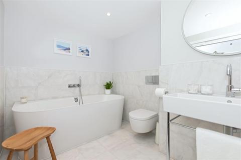 3 bedroom flat for sale, Wallace Avenue, Worthing