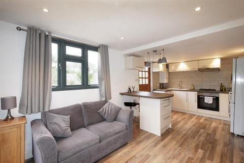 Studio to rent, Abingdon Road, Burcot OX14