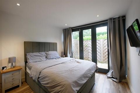 Studio to rent, Abingdon Road, Burcot OX14