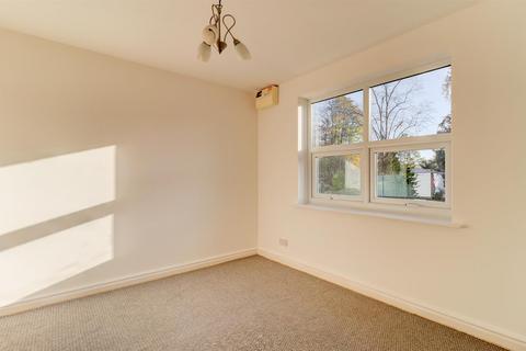 2 bedroom flat to rent, Holmewood Close, Kenilworth, CV8 2JE