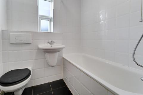 2 bedroom flat to rent, Holmewood Close, Kenilworth, CV8 2JE