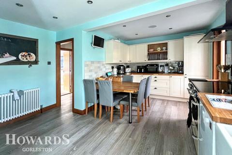 3 bedroom detached house for sale, Fern Gardens, Belton