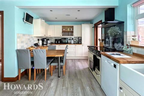 3 bedroom detached house for sale, Fern Gardens, Belton