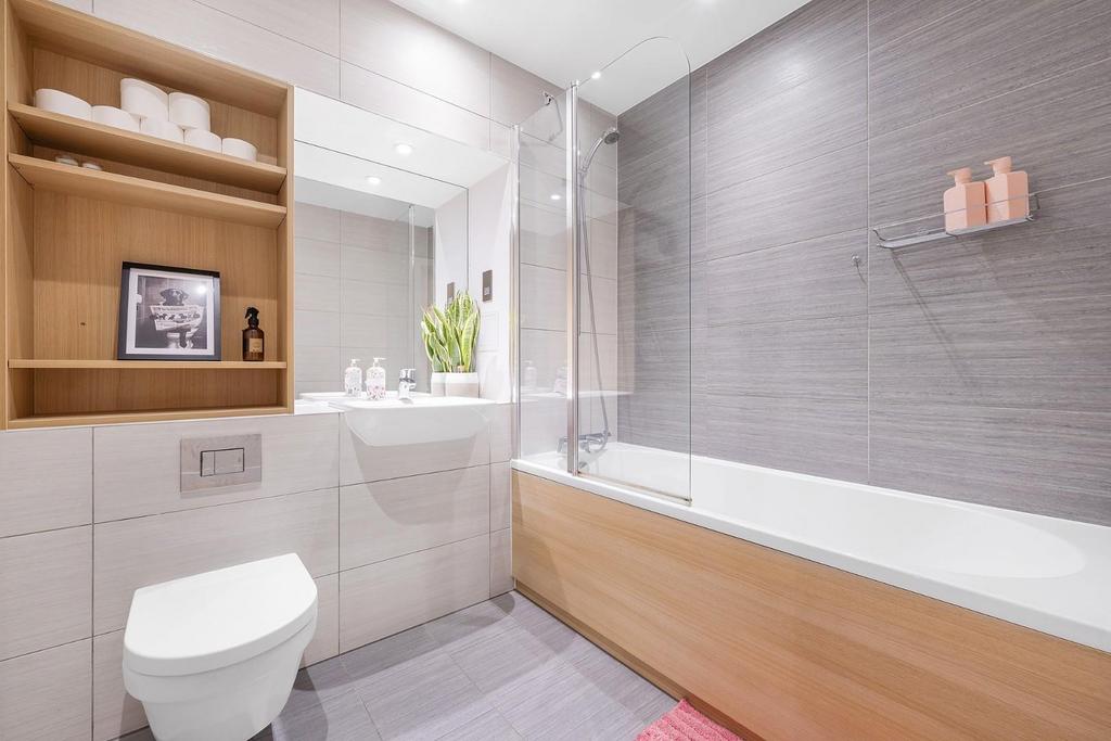 Family bathroom.JPG
