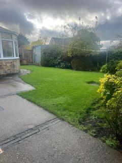 3 bedroom detached house to rent, Holmcliffe Avenue, Huddersfield HD4