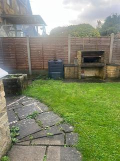 3 bedroom detached house to rent, Holmcliffe Avenue, Huddersfield HD4