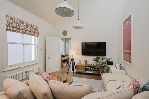 2 bedroom flat for sale, Durham Road, London SW20