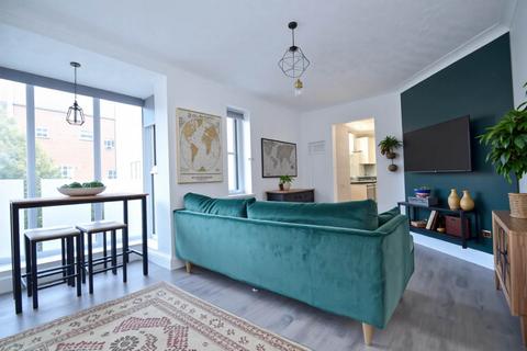 3 bedroom flat to rent, Betts Court, Cross Lane, Norwich NR3