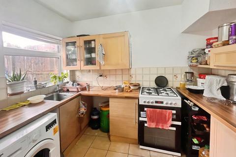 3 bedroom terraced house to rent, Thornton Road, Thornton Heath, Croydon, CR7