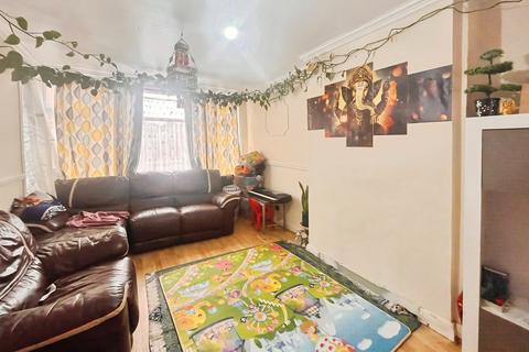 3 bedroom terraced house to rent, Thornton Road, Thornton Heath, Croydon, CR7