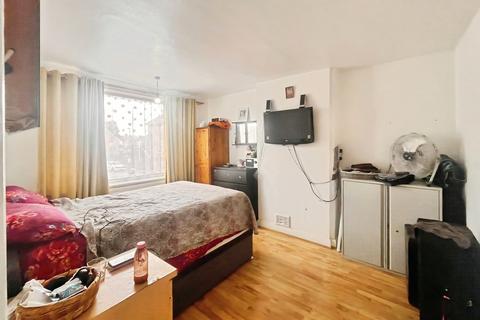 3 bedroom terraced house to rent, Thornton Road, Thornton Heath, Croydon, CR7