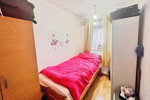 3 bedroom terraced house to rent, Thornton Road, Thornton Heath, Croydon, CR7