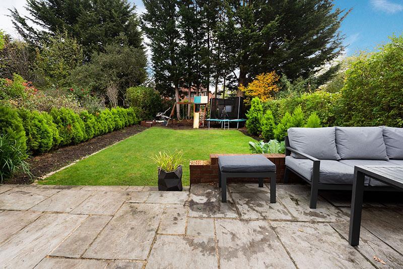 NEW D0407 14 widecombe way gdn 800px.jpg