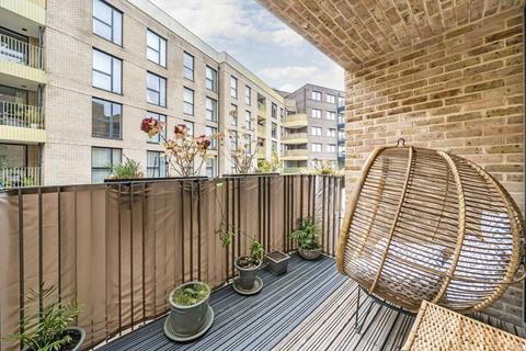 undefined, Narrowboat Avenue, Brentford TW8
