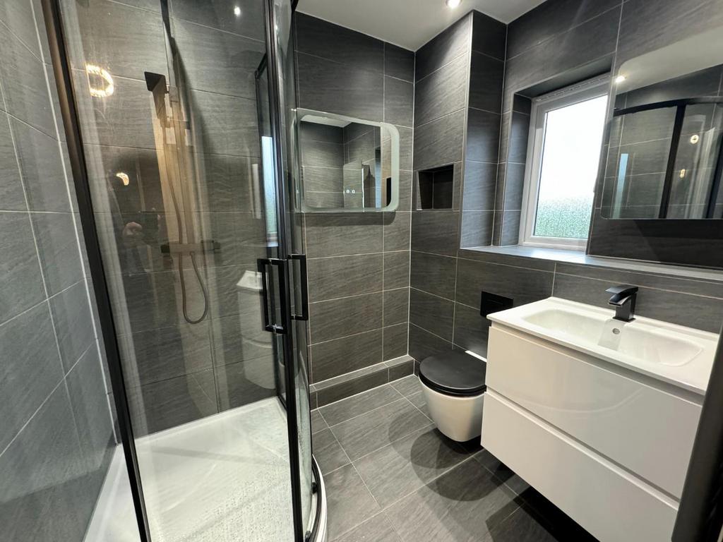 Bathroom (2).jpg