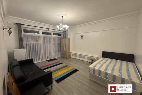 1 bedroom terraced house to rent, Grove Park,  London, E11