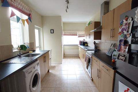 3 bedroom house to rent, Gosport Road, Lee-on-the-solent, Hampshire, PO13