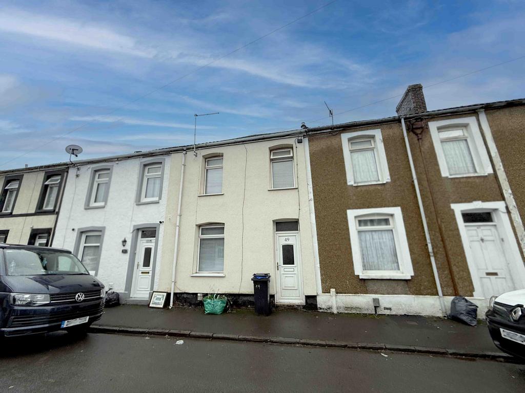 3 Bedroom terraced with 2 reception rooms for sal