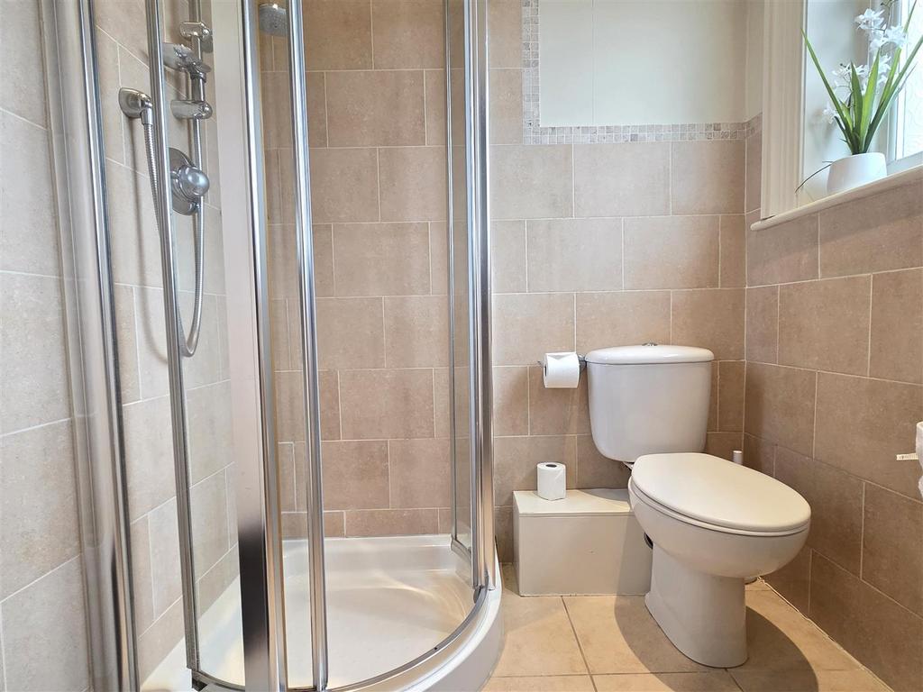 En suite shower room/wc