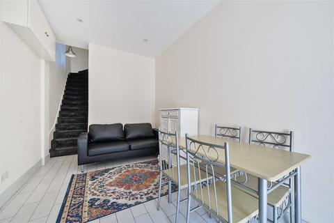 2 bedroom flat to rent, Coombe Road, Kingston Upon Thames KT2