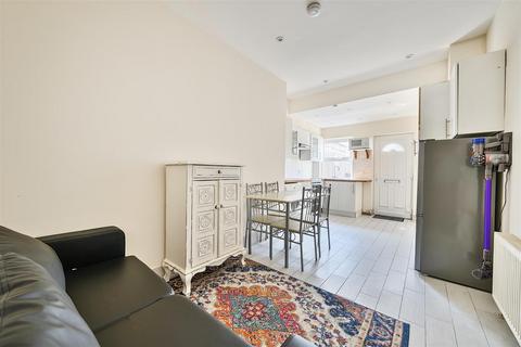 2 bedroom flat to rent, Coombe Road, Kingston Upon Thames KT2