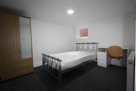 5 bedroom semi-detached house to rent, Brighton Grove, Manchester M14