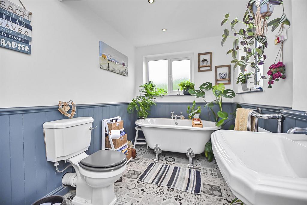 59 Haddon Road Bathroom (1).jpg