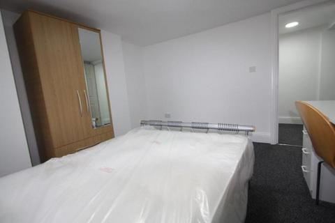 5 bedroom detached house to rent, Brighton Grove, Manchester M14