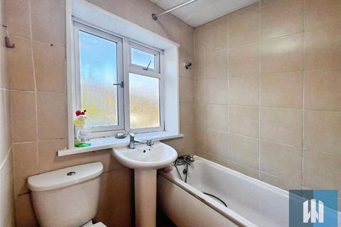 3 bedroom semi-detached house to rent, Newsome Road, Newsome, Huddersfield, HD4