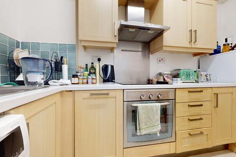 2 bedroom flat to rent, Queensway, London W2