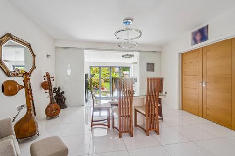 4 bedroom semi-detached house for sale, The Glen, Pinner, HA5