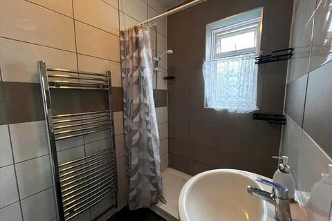 3 bedroom end of terrace house to rent, Beaumont Road, Slough