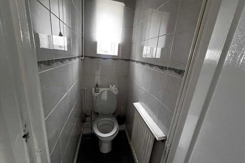 3 bedroom end of terrace house to rent, Beaumont Road, Slough