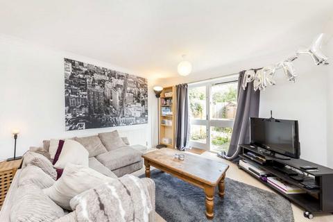 2 bedroom flat to rent, Linnet Mews, London SW12