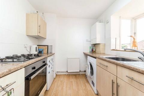 2 bedroom flat to rent, Linnet Mews, London SW12