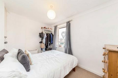 2 bedroom flat to rent, Linnet Mews, London SW12
