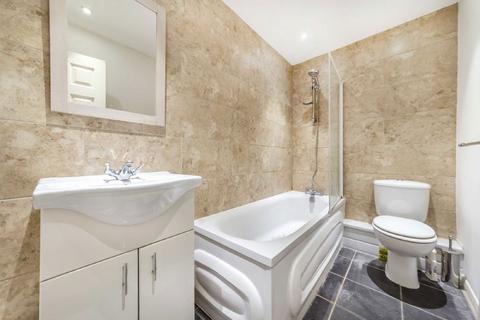 2 bedroom flat to rent, Linnet Mews, London SW12