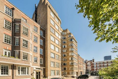 Studio to rent, Charterhouse Square, London EC1M