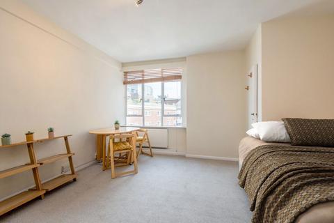 Studio to rent, Charterhouse Square, London EC1M