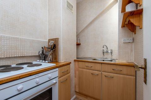 Studio to rent, Charterhouse Square, London EC1M